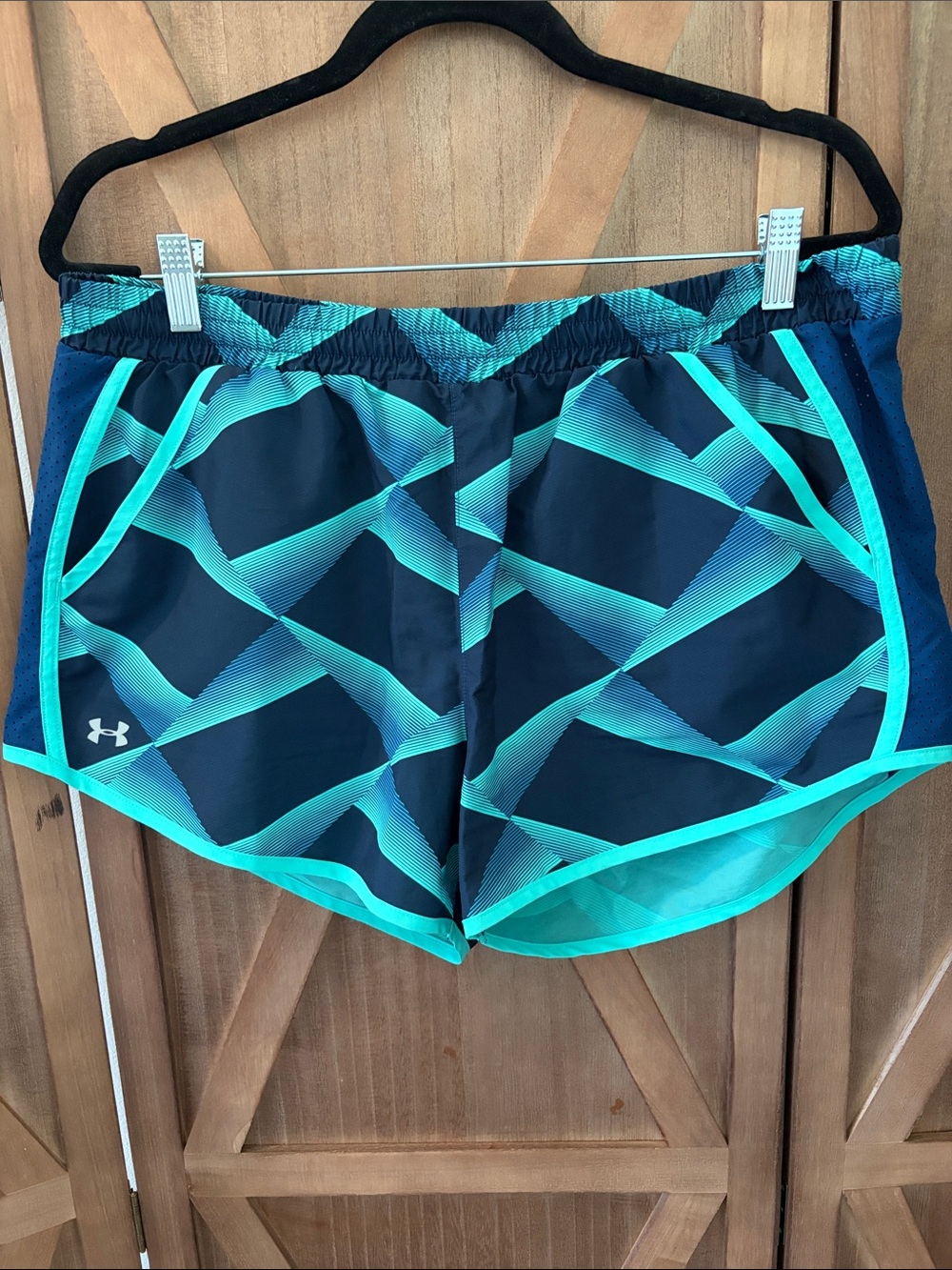 UNDER ARMOUR Women’s Teal & Navy Geo Print Athletic Shorts SIZE LARGE